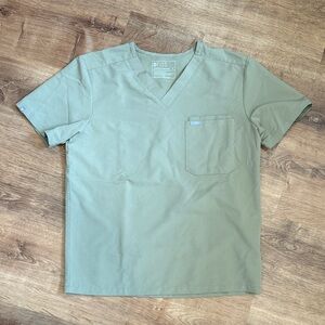 Figs Men’s M Khaki Leon Three-Pocket Scrub Top™